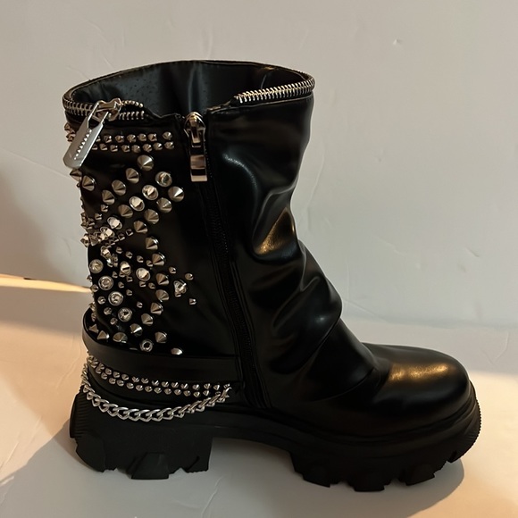 Azalea Wang black boots w/silver chains, faux rhinestones and studs, size 9 / 40 - Picture 6 of 16